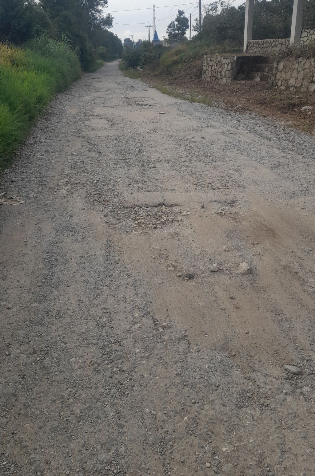 Kondisi Jalan Poros Penghubung Antar Tiga Desa Sudah Lama Kondisi Rusak namun Diduga Luput dari Perhatian Pemerintah.