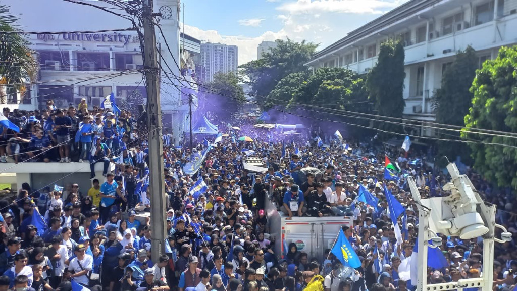 Lautan Biru di Jalan Asia Afrika, Mapag Persib Juara Disambut Antusias Ratusan Ribu Orang