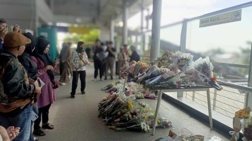 Lautan Bunga Hiasi Stasiun Bekasi Timur untuk Kenang 16 Korban Kecelakaan Kereta