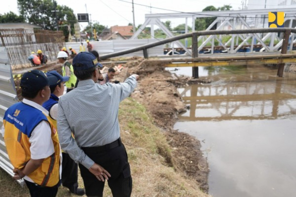 Menteri PU Tinjau Pembangunan Jembatan Bokwedi di Pasuruan, Ditargetkan Fungsional Sebelum Nataru