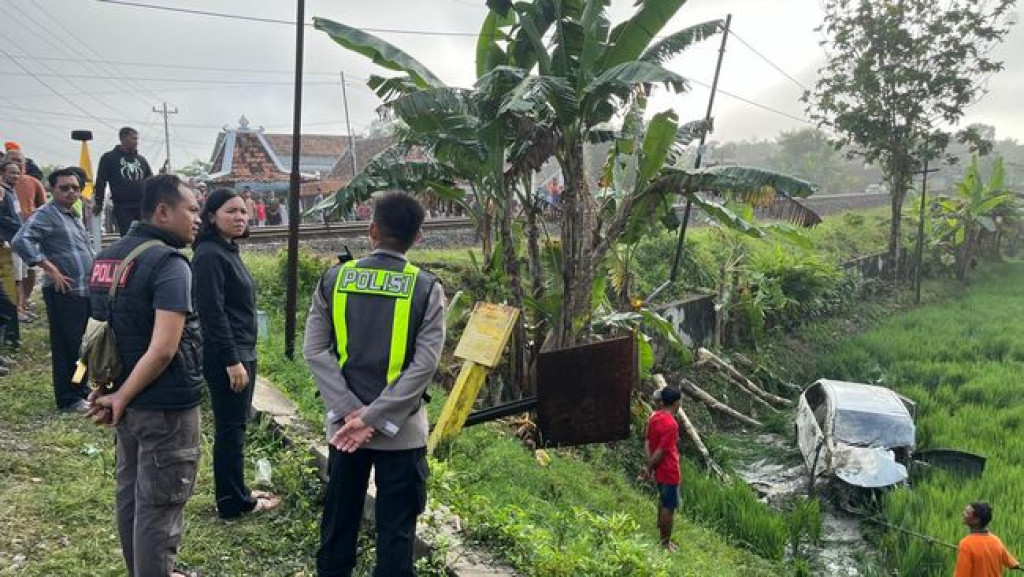 Mobil Pengantar Haji Tertabrak KA Argo Bromo di Grobogan, 4 Orang Tewas