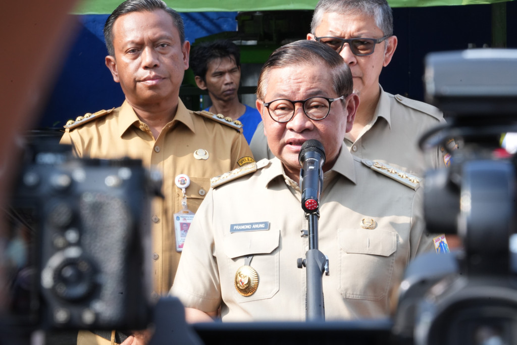 Munjirin Dampingi Pramono Anung Tinjau Pengolahan Sampah Jadi Pupuk Organik di Kramat Jati