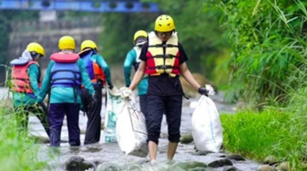 Peduli Lingkungan, PLN Gelar River Clean Up di Ciliwung