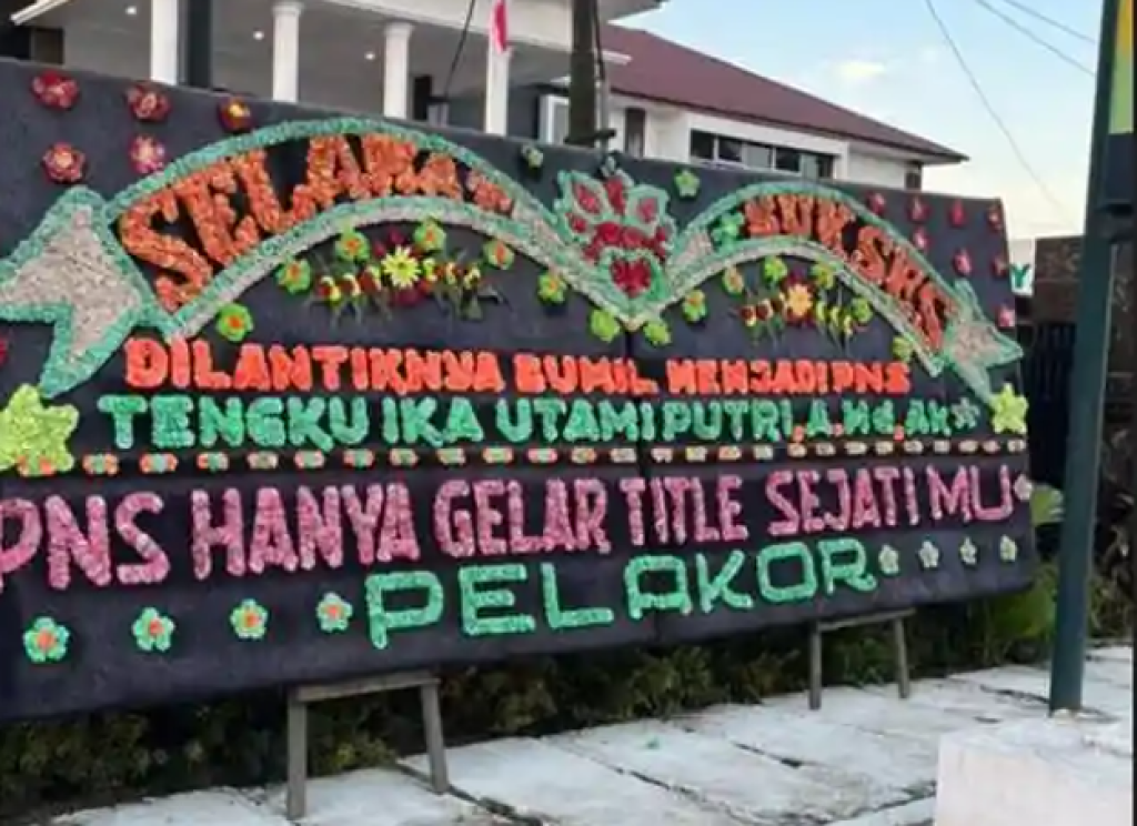 Pelantikan PNS di Kejari Deli Serdang Geger, Muncul Papan Bunga Bertuliskan “Pelakor”