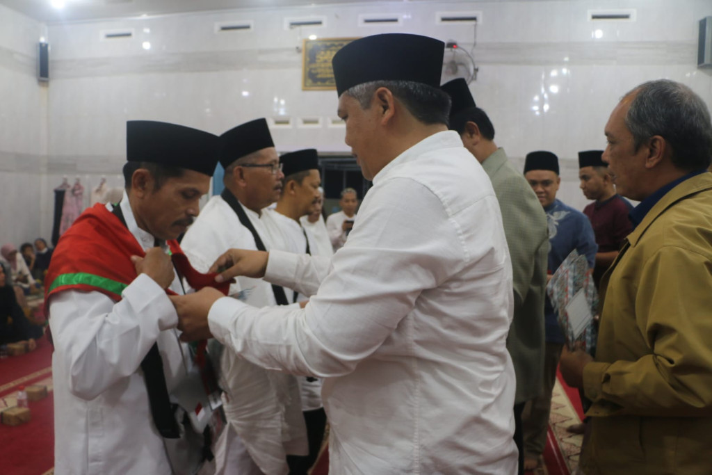 Pemerintah Kabupaten Tapanuli Utata Lepas Keberangkatan 7 Calon Haji dan Harap Kembali Tatap Sehat