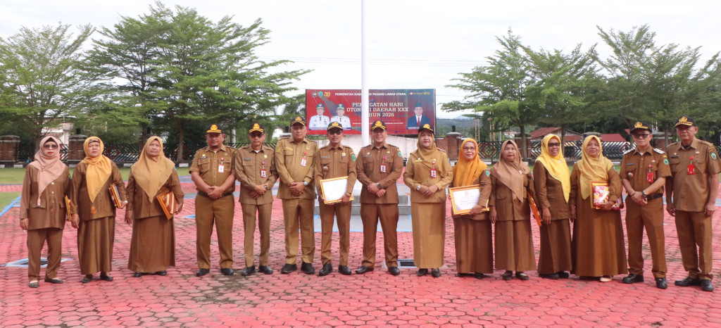 Pemkab Paluta berikan penghargaan kepada 11 ASN Yang Memasuki Masa Pensiun.