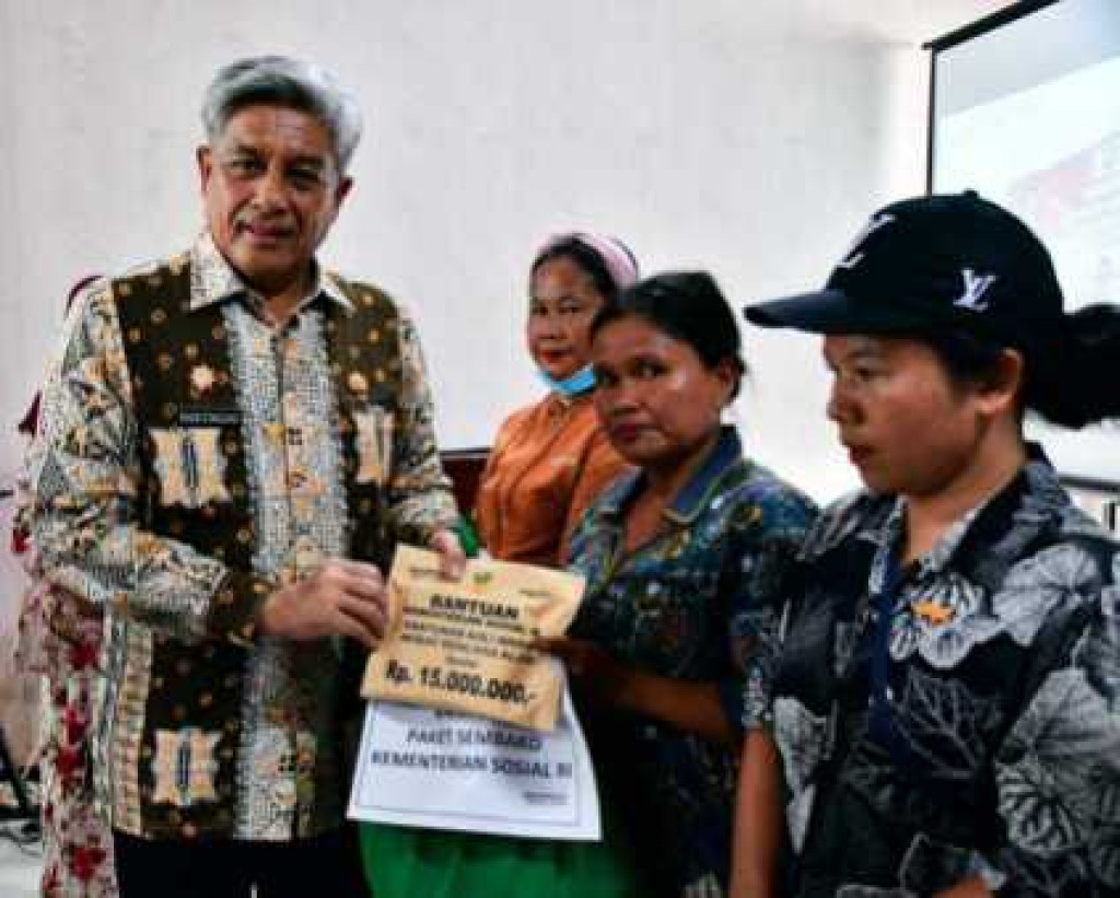 Pemkab Tapteng Serahkan Santunan Kematian Untuk 78 Ahli Waris Korban Bencana Ekologis