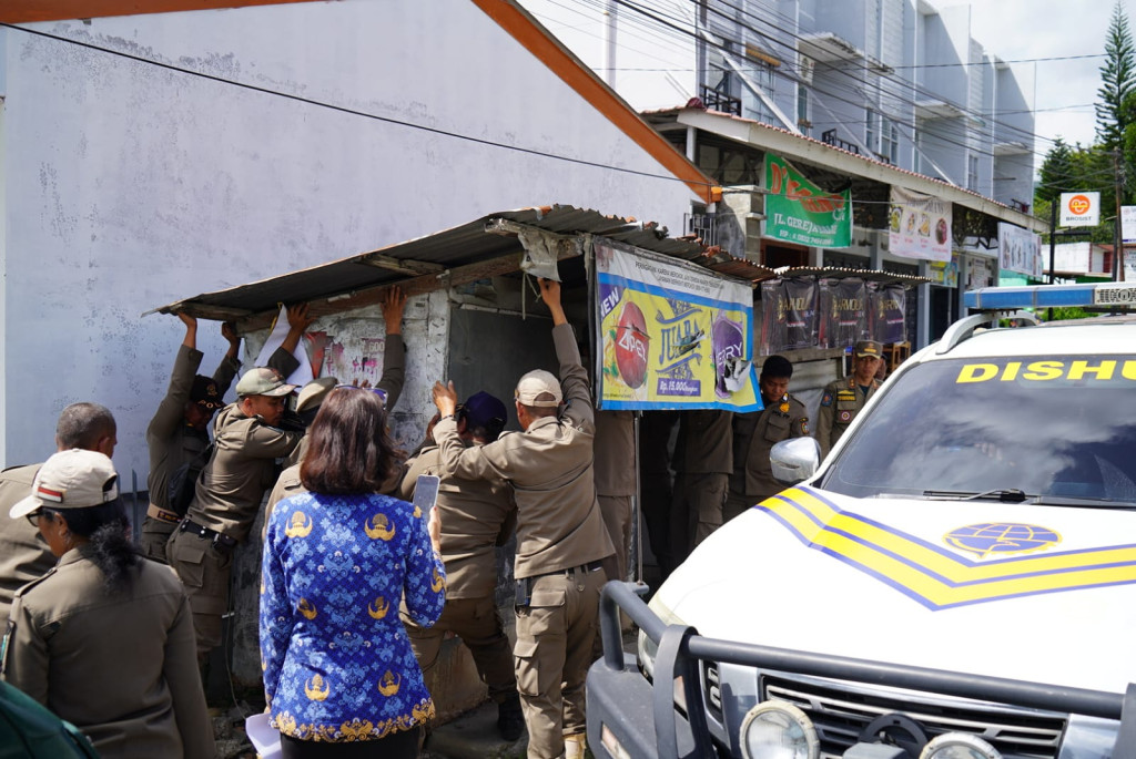 Pemkab Toba Tertibkan Pedagang di Jalan Gereja Balige