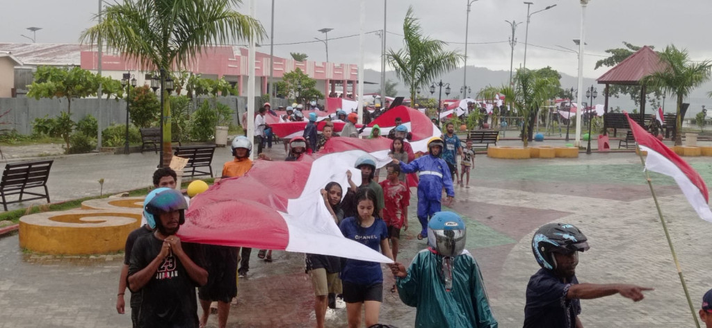 Peringatan Irian Barat Kembali ke NKRI, Warga Kirab Merah Putih Disepanjang Jalan Kota Fakfak