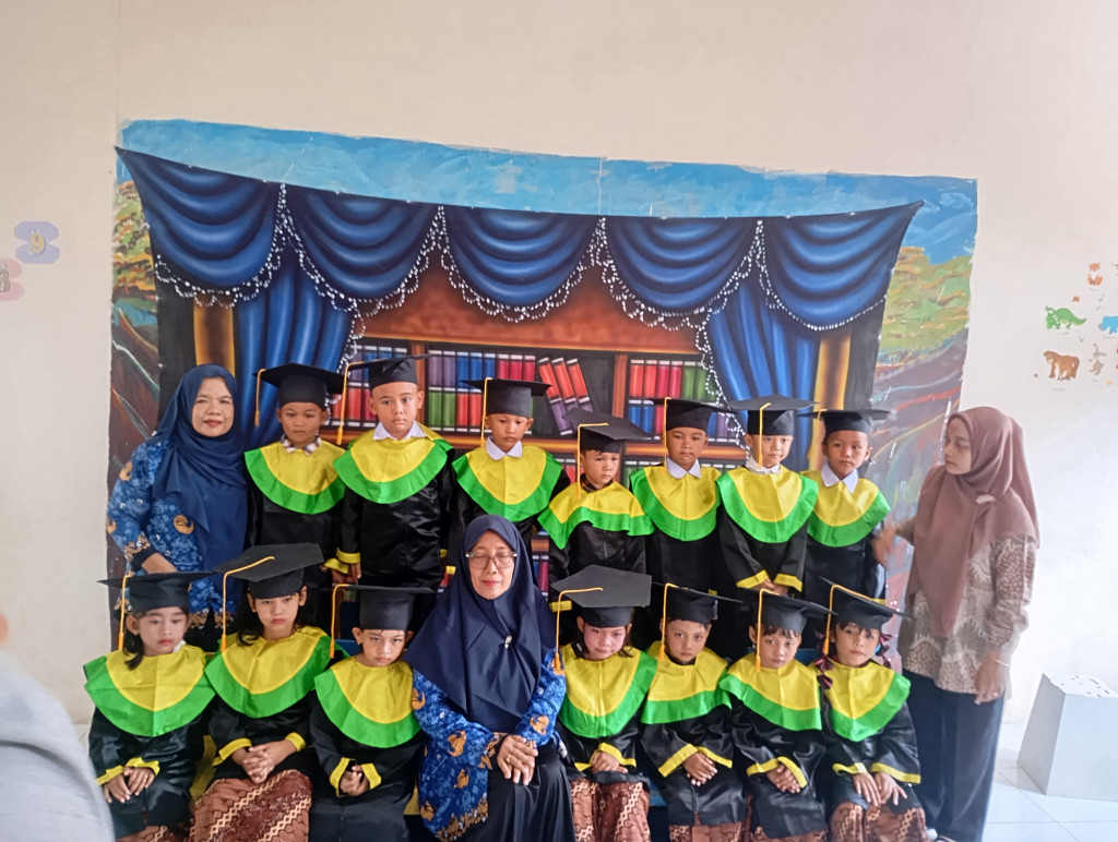 Persiapan Wisuda TK Negri Pembina kota Perdagangan Berjalan Meriah