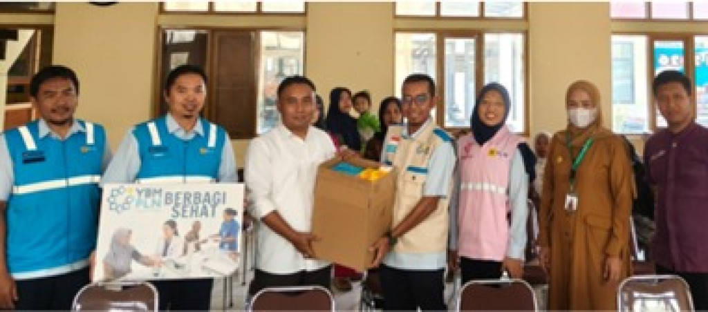 PLN dan YBM PLN UP3 Sumedang Salurkan Bantuan Obat untuk Warga Rancakalong