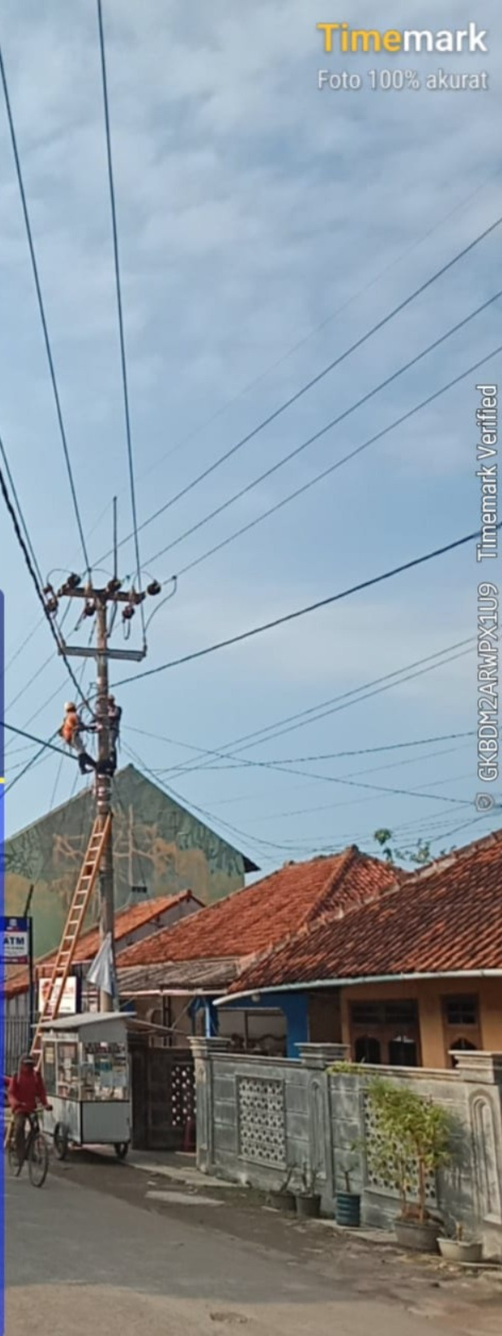 PLN ULP Ciledug Perkuat Jaringan Listrik melalui Pemasangan Trafo Sisipan di Babakan