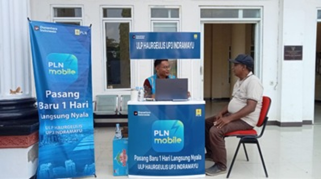 PLN ULP Haurgeulis Jemput Bola, Warga Mekarjati Nikmati Layanan Kelistrikan Praktis