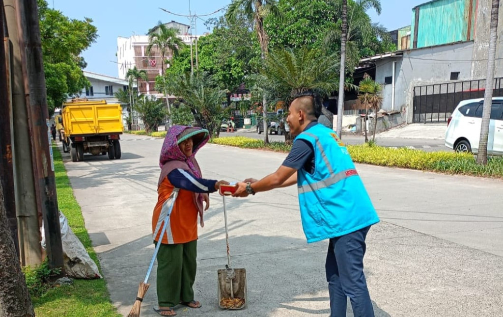 PLN UP3 Bekasi Tebar Kepedulian Lewat Program Jumat Berbagi Saling Menguatkan