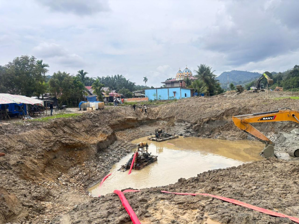 Polda Jambi Tangkap 7 Pelaku Penambangan Emas Tanpa Izin di Kab. Merangin