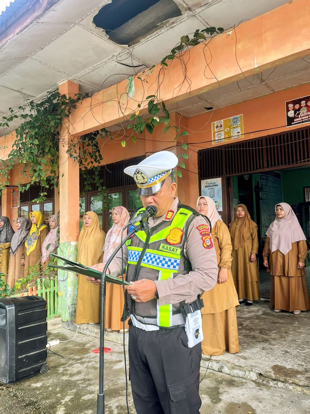 Police goes to school, Satlantas polres Subulussalam kunjungi siswa siswi sekolah dalam sosialisasi keselamatan berkendara.