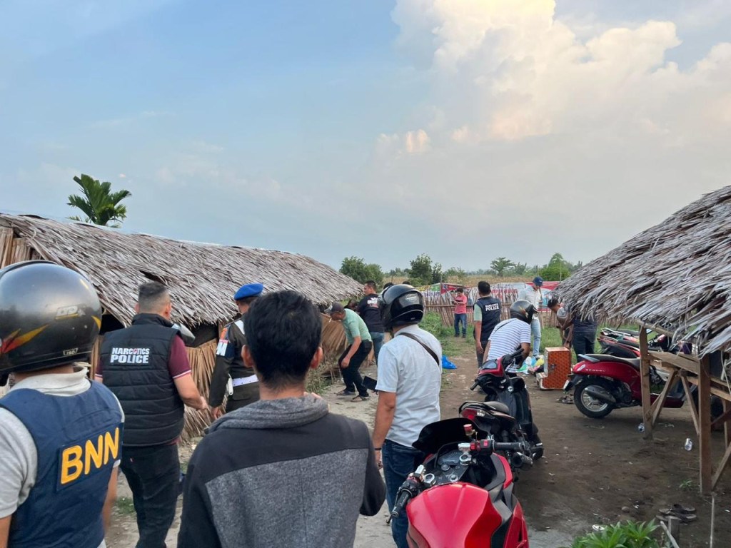Polres Binjai Berkolaborasi Bersama BNN Grebek Barak Narkoba Di Tunggorono Binjai Timur