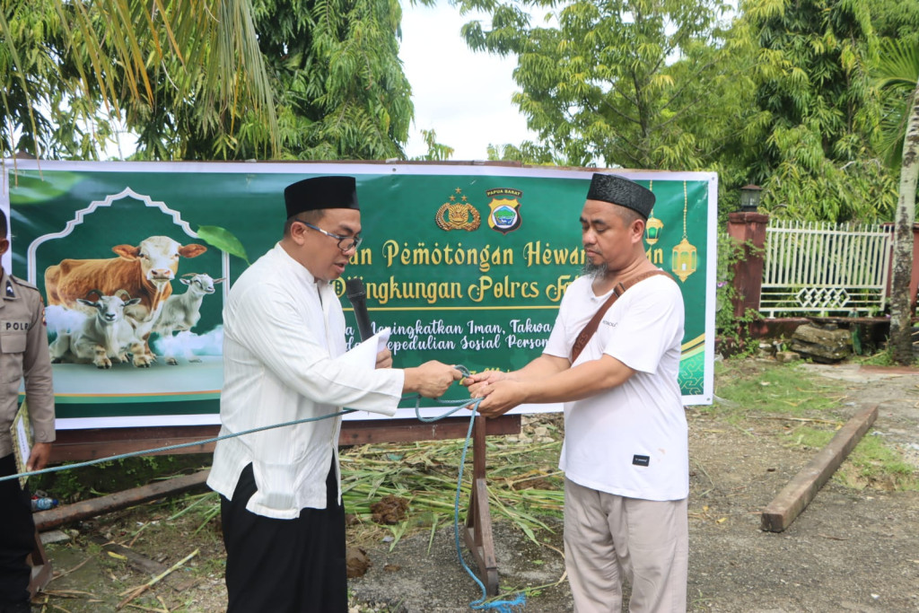 Polres Fakfak Sembelih 12 Hewan Kurban, Distribusikan untuk Warga
