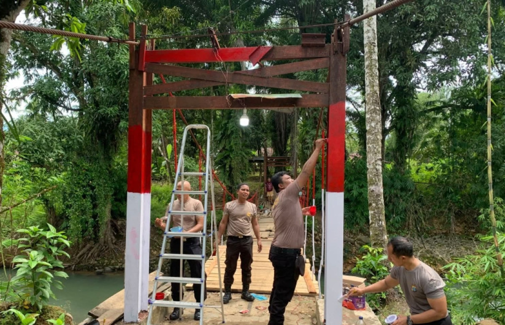 Polsek Sibabangun Revitalisasi dan Perbaiki Jembatan Gantung Kampung Baru