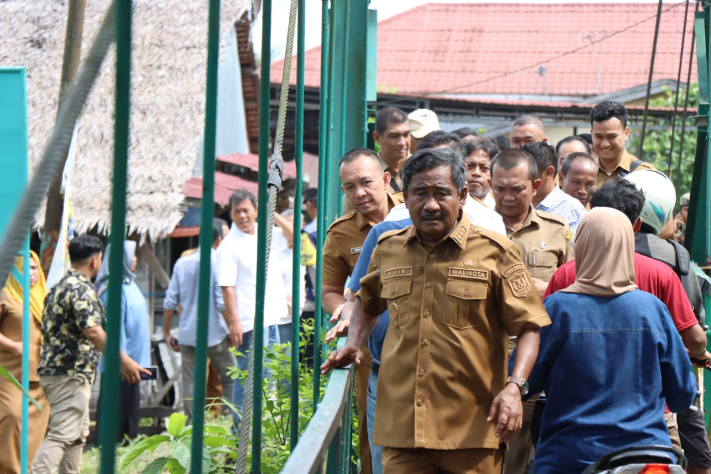 Pulihkan Aktivitas Warga, Wali Kota Binjai Tinjau Jembatan Titi Gantung Limau Sundai