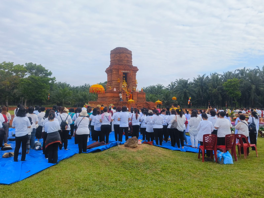 Ratusan Umat Buddha Rayakan Waisak 2570 TB di Candi Bahal I Padang Lawas Utara, Polisi Perketat Pengamanan