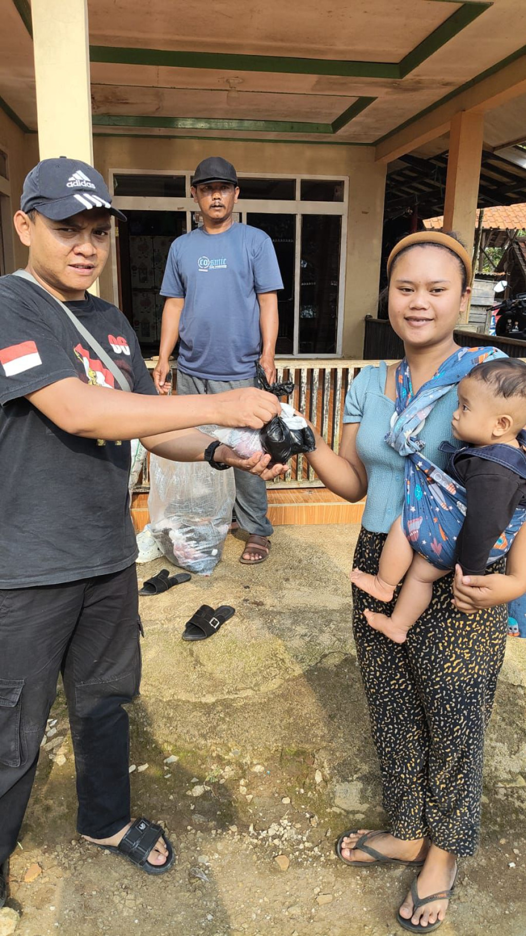 Sambut Idul Adha, YBM PLN UP3 Bandung Tebar Daging Kurban untuk Warga Desa Mekarmanik