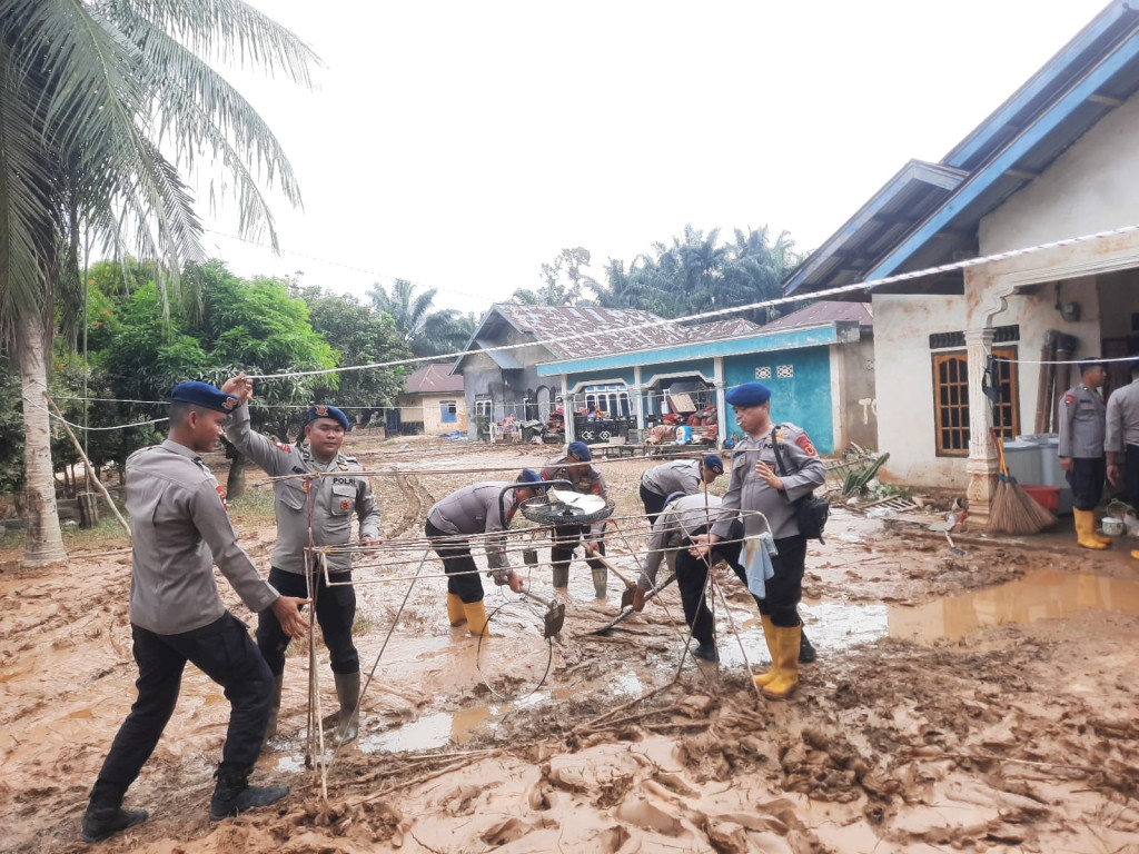 Satbrimob Polda Jambi Bantu Warga Terdampak Banjir di Sarolangun