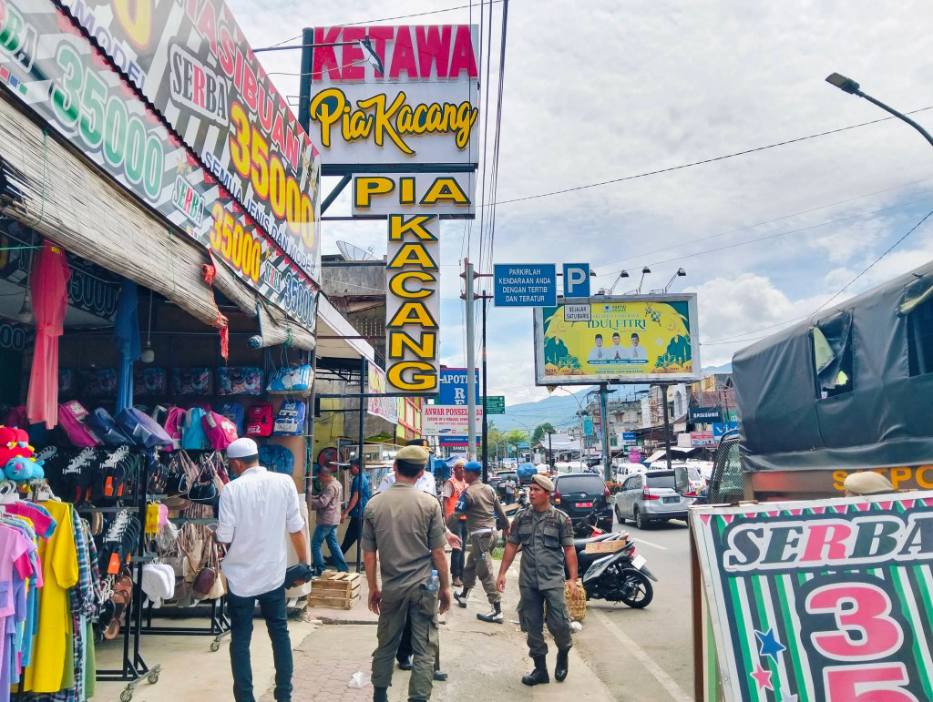 Satpol PP dan Dinas Terkait Tertibkan Spanduk, Reklame dan Umbul-umbul di Pusat Kota Panyabungan