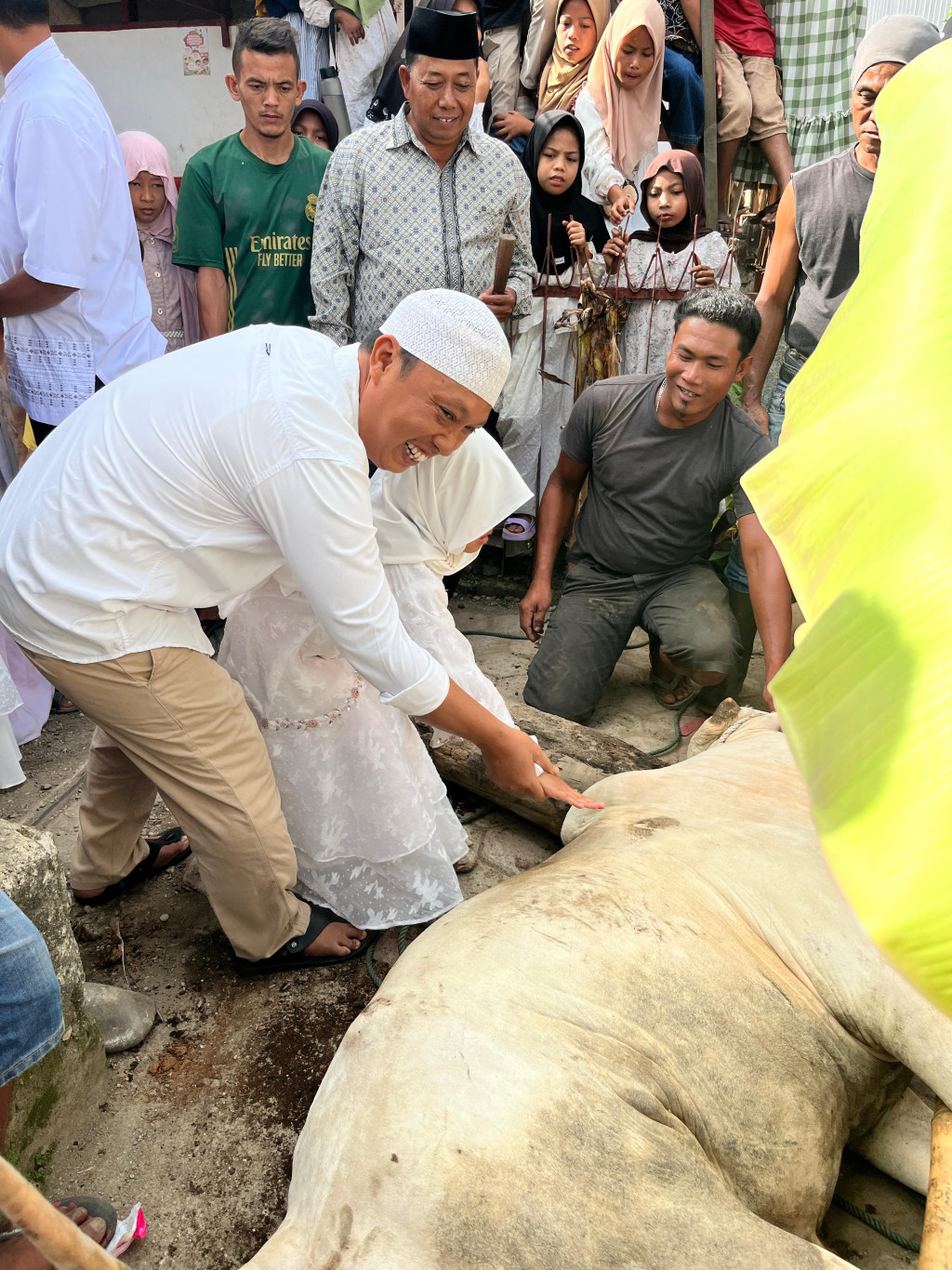Semangat Berbagi dan Kepedulian, Keluarga Besar SD N 019 Bonan Dolok Salurkan Daging Kurban 2 Ekor Sapi dan 1 Ekor Kambing untuk Seluruh Siswa