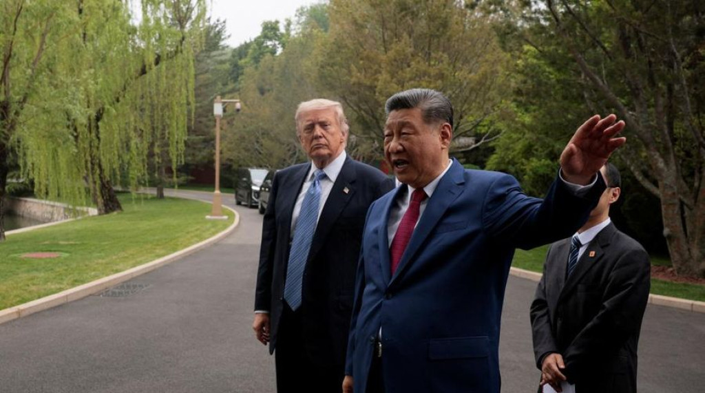 Semua Barang Pemberian China Dibuang Rombongan Trump Sebelum Naik Pesawat