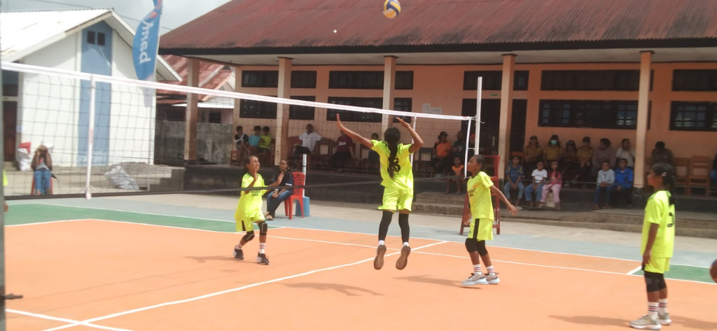SPENDU CUP I Meledak! Arena Voli Putri SD/MI di Bajawa Berubah Jadi Lautan Sorak dan Air Mata Perjuangan