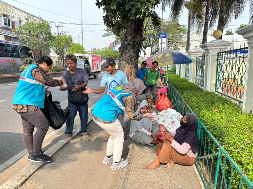 Srikandi PLN Cikarang Hadirkan Semangat Gotong Royong Lewat Jumat Berbagi