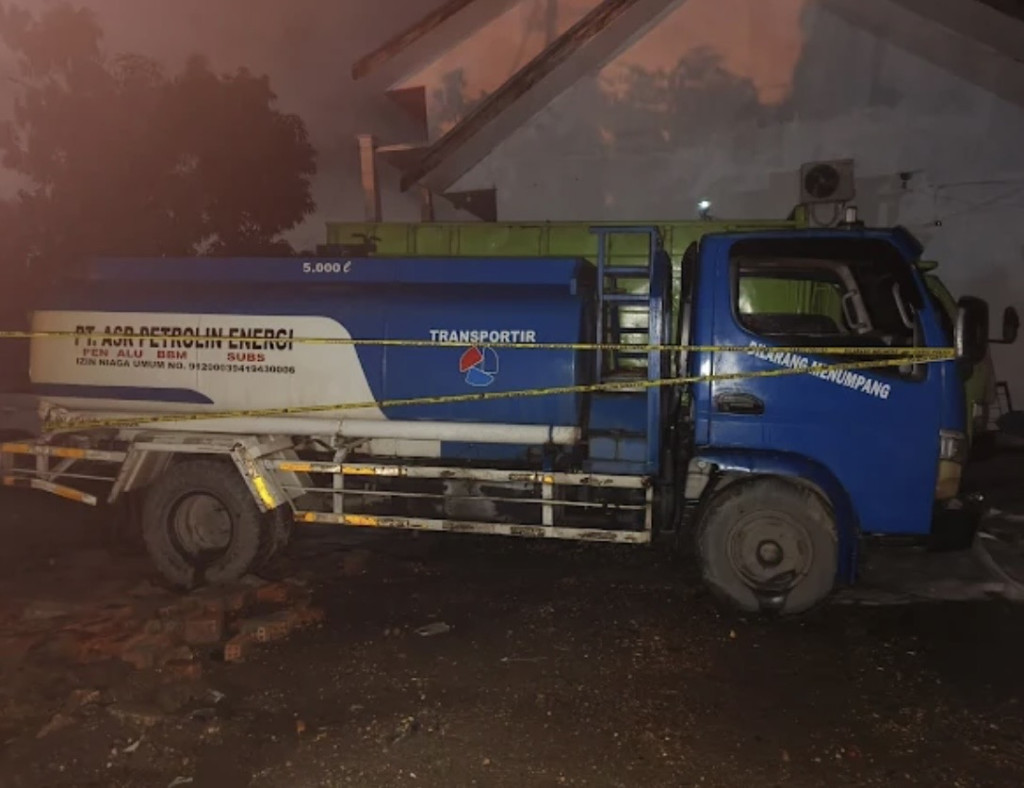 Pernah di Infokan Wartawan ke Polisi. Gudang BBM Illegal PT ASR  Hangus Terbakar di Jona Merah Pertamina