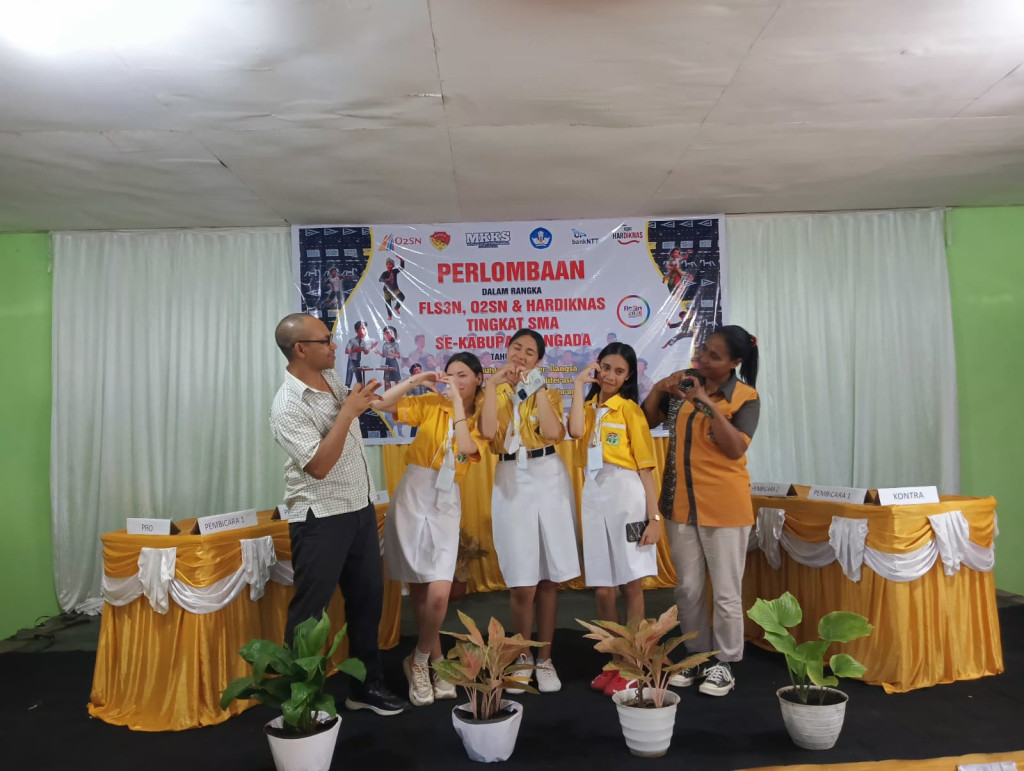 Tampil Gemilang, SMAK Recis Jadi The Winner Lomba Debat Bahasa Indonesia, Mauren Dinobatkan Best Speaker