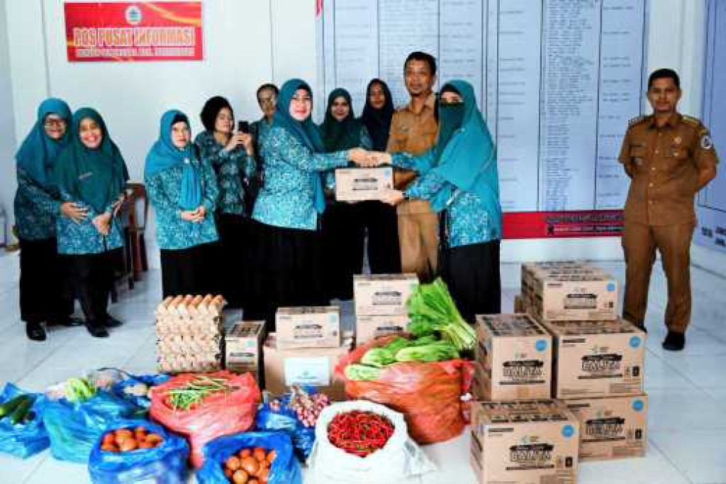 TP PKK Tapteng Berikan Bahan Pangan Untuk Pengungsi Huntara Pinangsori