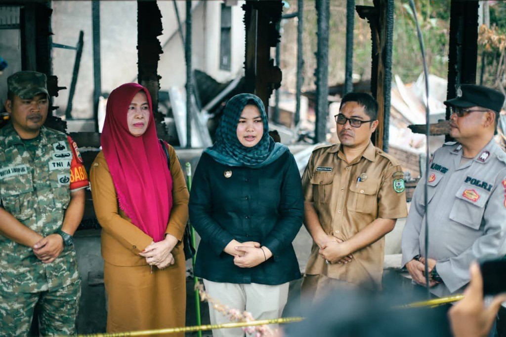Wabup Madina Serahkan Bantuan Korban Kebakaran di Lumban Pinasa, Kaji Asuransi Rumah
