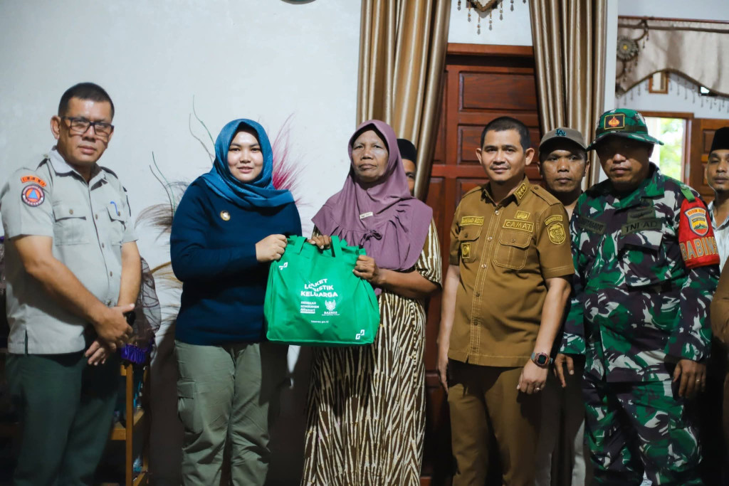 Wabup Madina Serahkan Bantuan Sembako kepada Petani di Sayurmatua
