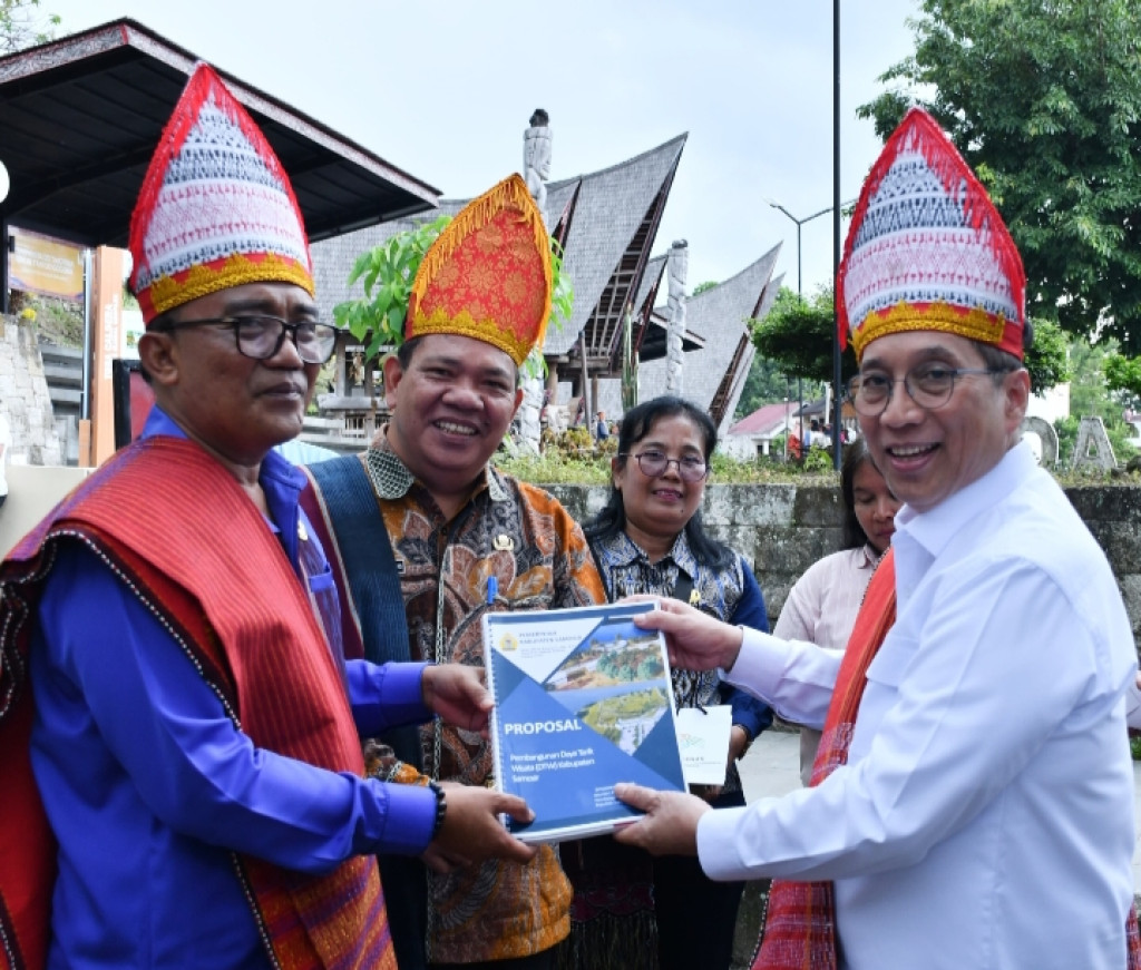 Wabup Samosir Sambut dan Serahkan Proposal Pengembangan Daya Tarik Wisata Baru pada Wamen PPN/Wakil Kepala Bappenas
