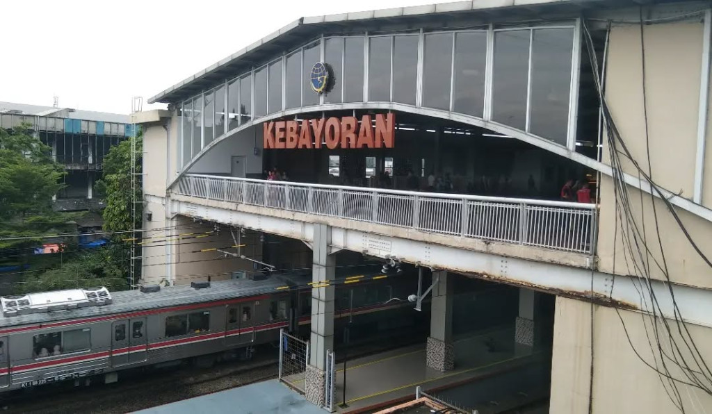 Wanita Penumpang KRL Pergoki Pria Sembunyi di Bawah Peron Dekat Gerbong Perempuan