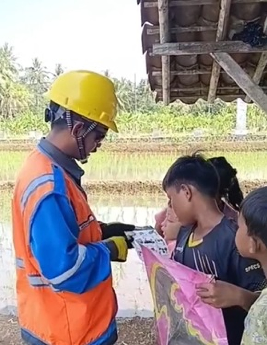 Waspada Bahaya Layangan, PLN Tasikmalaya Edukasi Masyarakat soal Keselamatan Listrik
