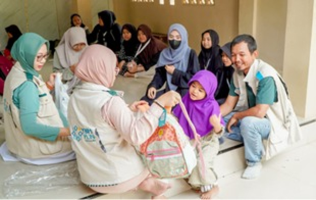 YBM PLN Purwakarta Salurkan Bantuan Seragam Sekolah bagi Santri Yatim Dhuafa