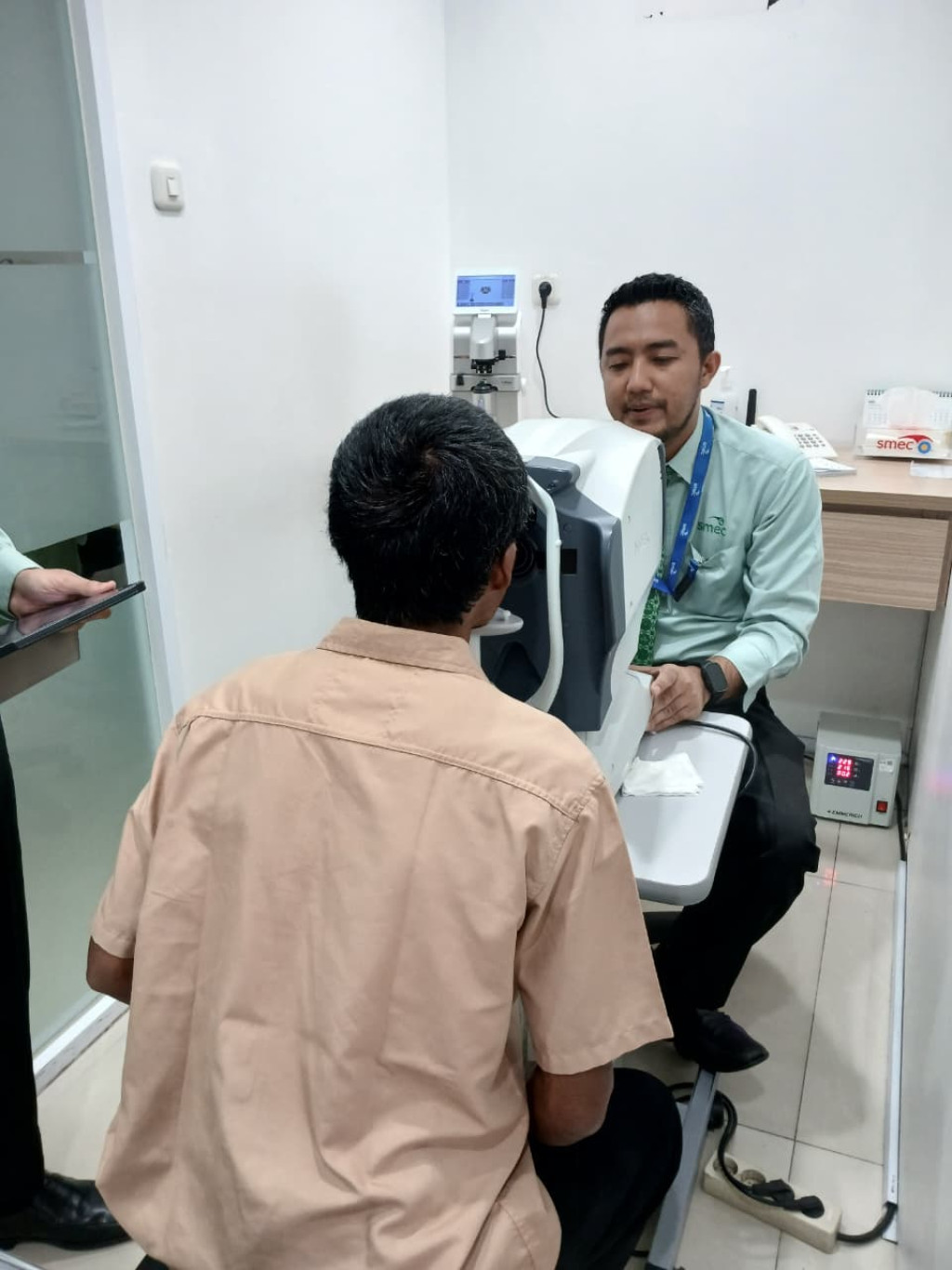 YBM PLN UP3 Depok Salurkan Bantuan Pengobatan Mata untuk Kaum Dhuafa