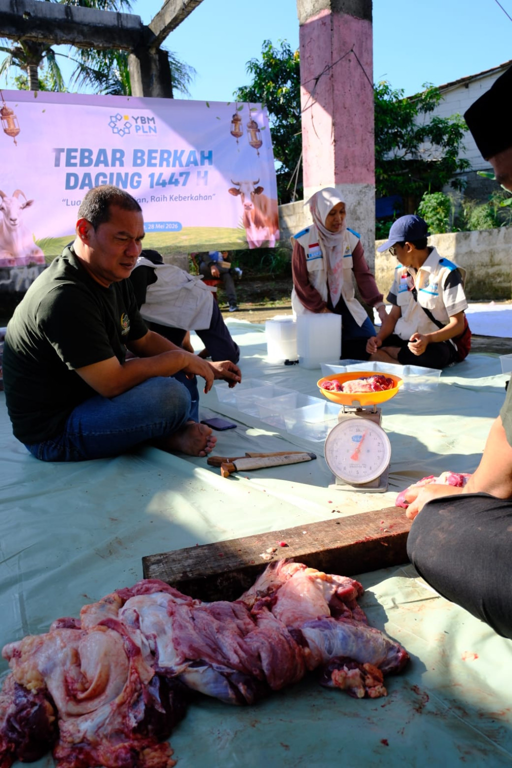 YBM PLN UP3 Depok Salurkan Daging Kurban bagi Warga Dhuafa