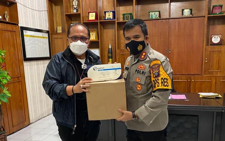 Junimart Girsang Serahkan Swab Antigen Untuk Sopir Angkutan di Dairi