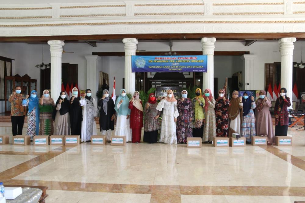 TP. PKK Kabupaten Sidoarjo Santuni Anak Yatim dan Dhuafa 