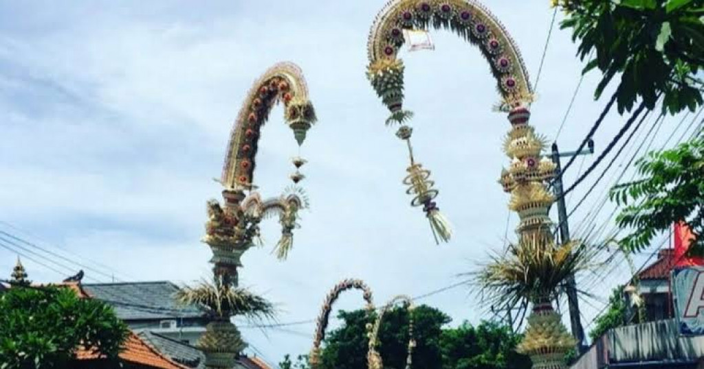 Jelang Hari Raya Galungan dan Kuningan, PLN Bali Mengimbau Masyarakat Terkait Jarak Aman Pemasangan Penjor