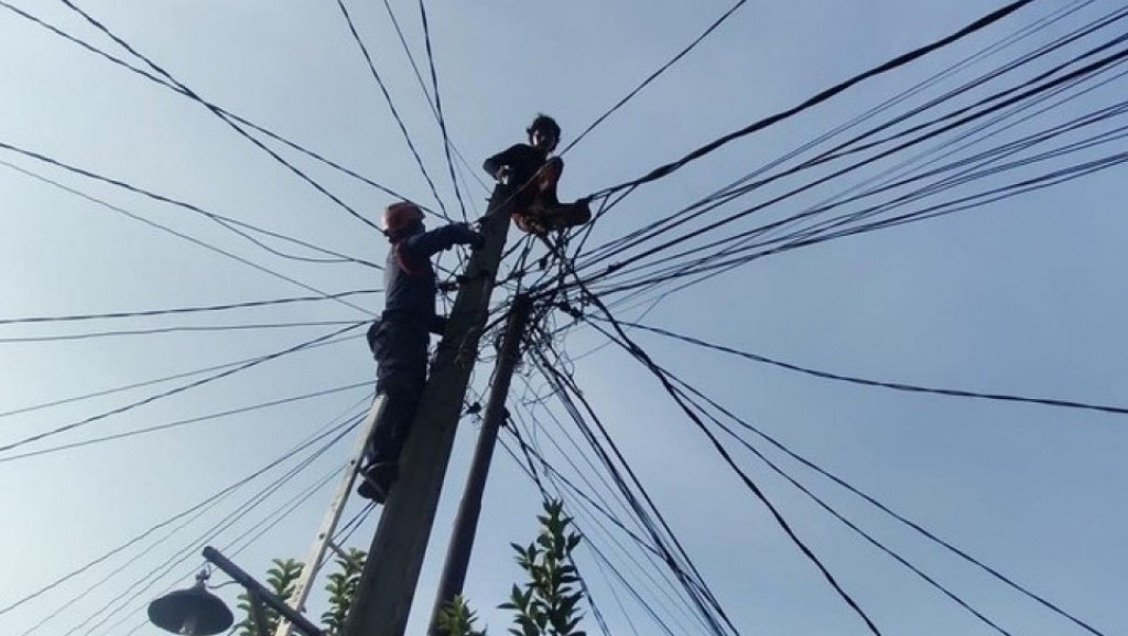 Pria Depresi, Nekat Panjat Tiang Listrik di Cibinong