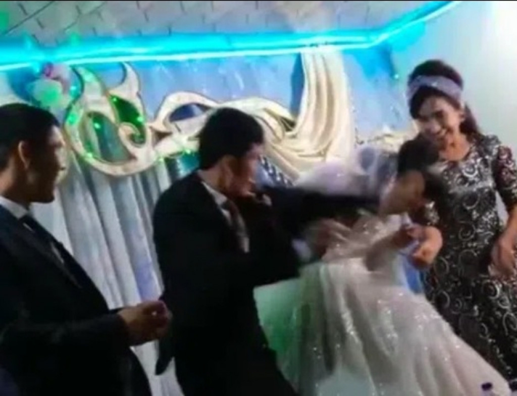 Видео где жених. Узбекская свадьба. В Узбекистане ударил невесту. Жених и невеста Узбекистан. Узбекистан свадьба жених.
