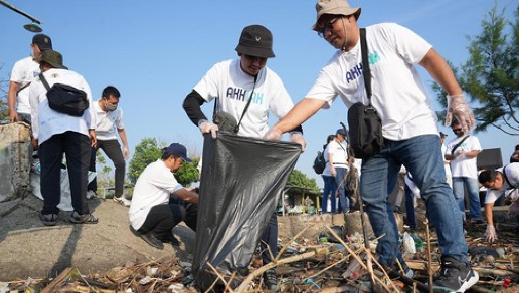 Pelindo Group dan Masyarakat Berhasil Kumpulkan 1,7 Ton Sampah di Pantai Tirang Semarang