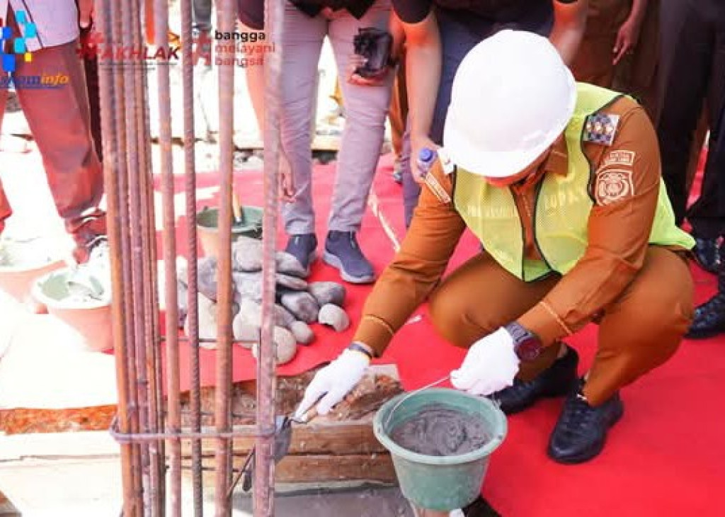 Bupati Palas Meletakkan Batu pertama Pembagunan Gedung Fasilitas Layanan Perpustakaan.